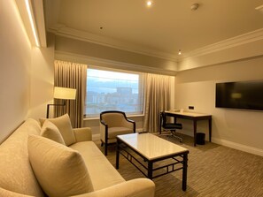 尊榮豪華套房 | 客房內保險箱、書桌、遮光布/窗簾、隔音