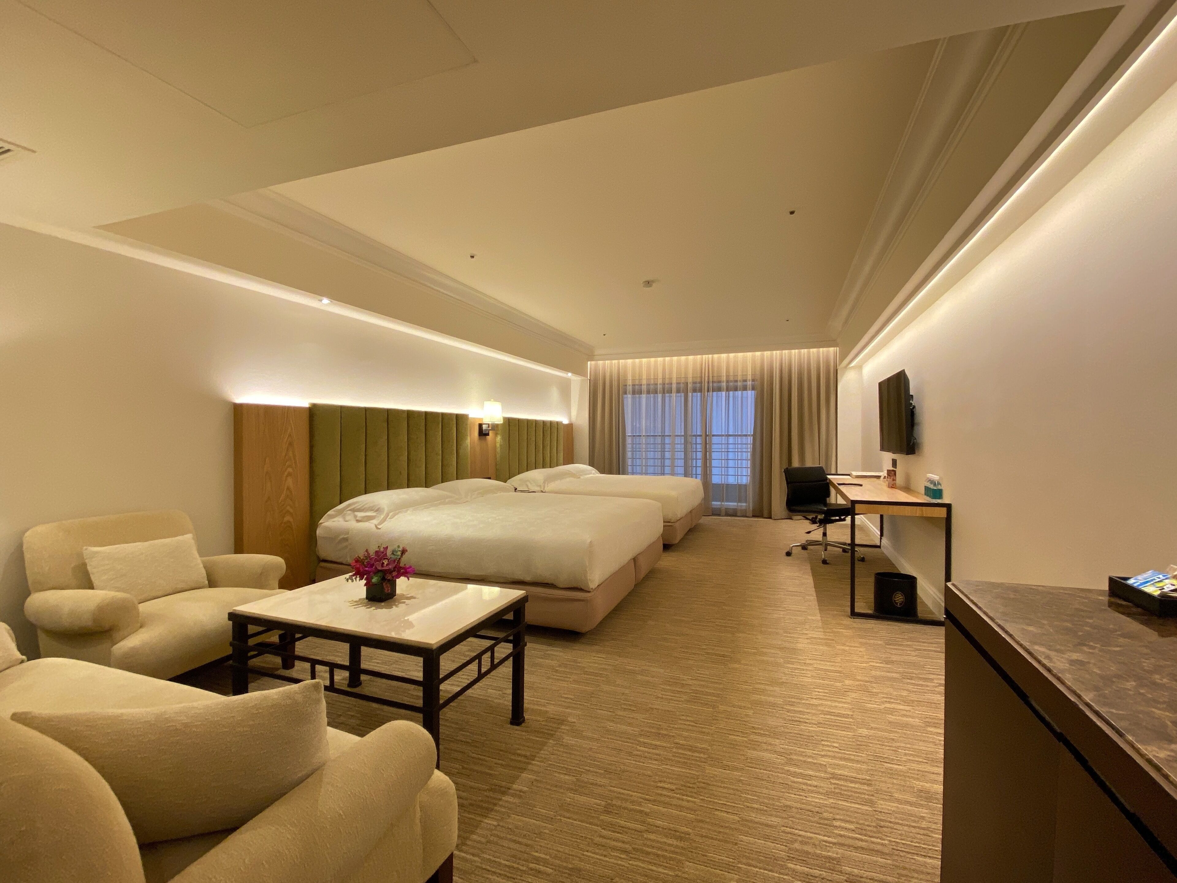 Premier Executive Twin Room | In-room safe, desk, blackout drapes, soundproofing