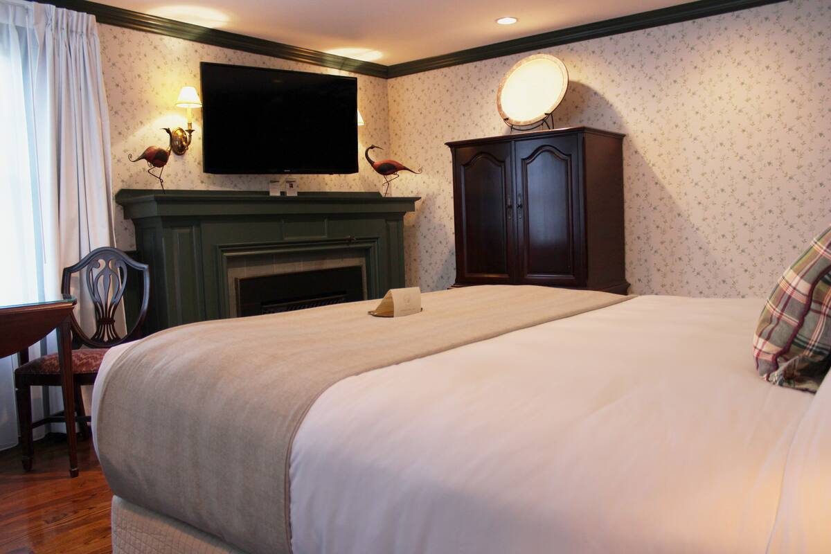 Chambre Classique, pavillon Massawippi, vue cour intérieure | Hypo-allergenic bedding available, in-room safe, desk