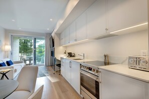 Suite supérieure, pavillon Massawippi, vue lac | Living area | Plasma TV, fireplace, iPod dock, books