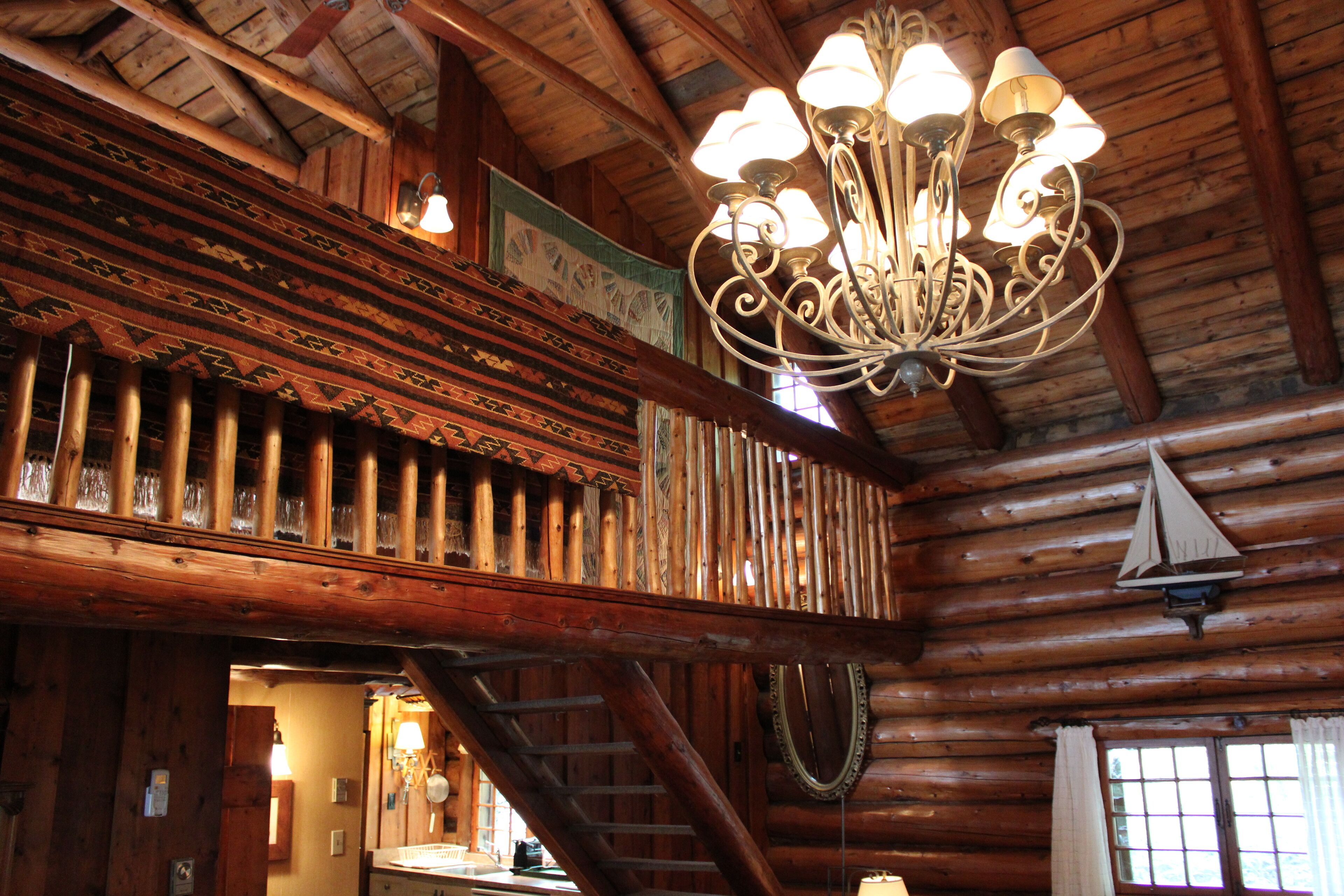 chalet en bois rond, vue et accès au lac | living area | plasma tv, fireplace, ipod dock, books