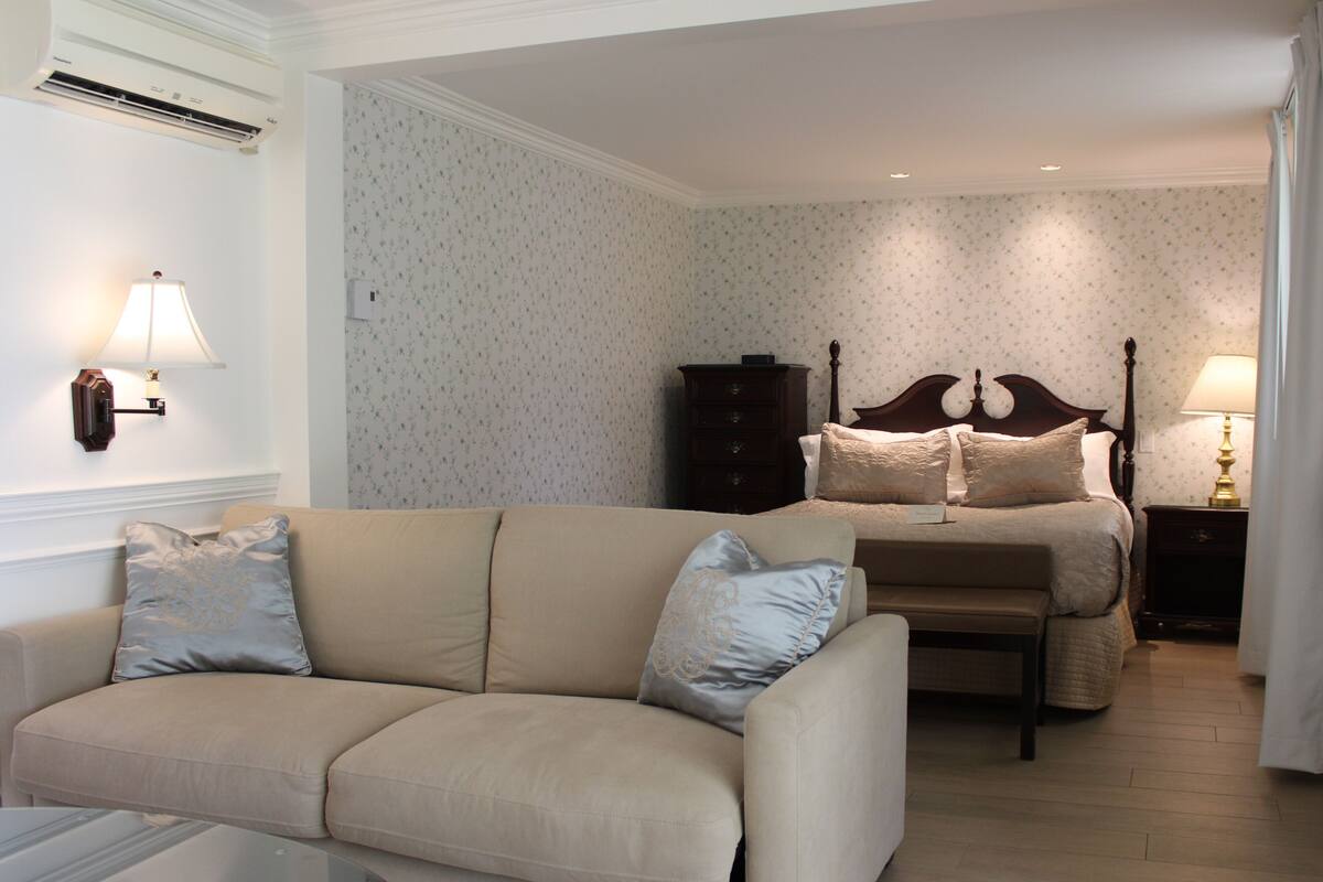 Chambre Classique, pavillon Massawippi, vue lac | Hypo-allergenic bedding available, in-room safe, desk