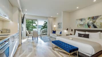 Suite Prestige 1, pavillon Massawippi, vue lac | Hypo-allergenic bedding, in-room safe, individually decorated