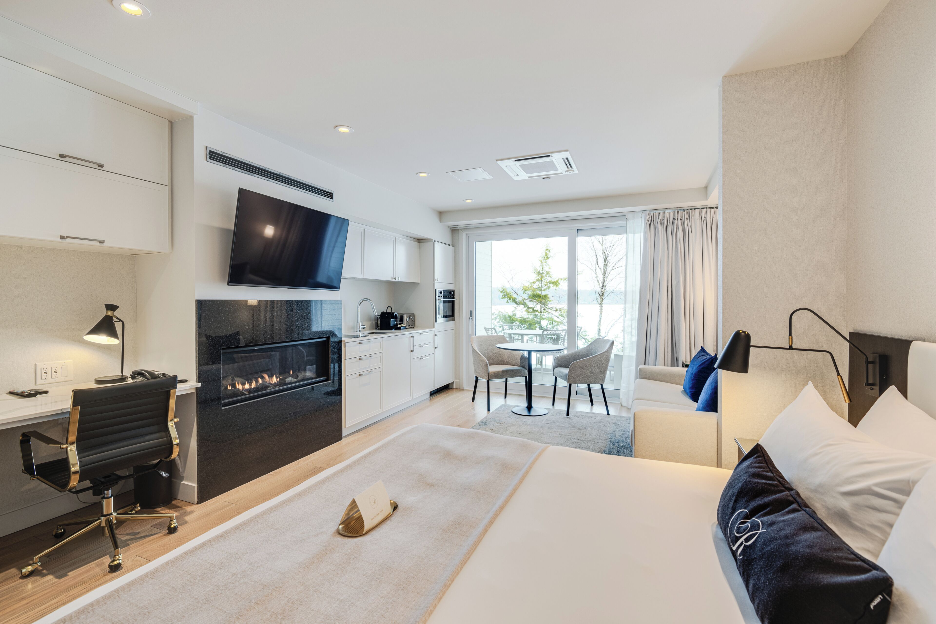 Suite Prestige 1, condos Terrasse, vue lac | Literie hypoallergénique, coffres-forts dans les chambres