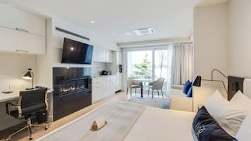 Suite Prestige 1, condos Terrasse, vue lac | Literie hypoallergénique, coffres-forts dans les chambres