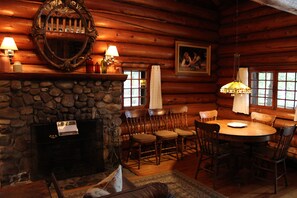 Chalet en bois rond, vue et accès au Lac | Living area