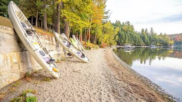 Yksityinen ranta, aurinkovarjoja, rantapyyhkeitä, surffausmahdollisuus