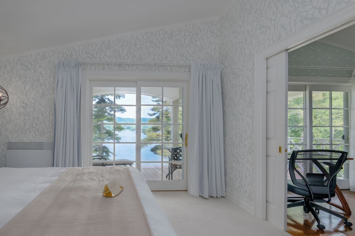 chambre signature, pavillon massawippi, vue lac | hypo-allergenic bedding, in-room safe, individually decorated