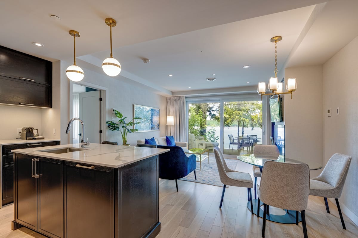 suite prestige 2, condos terrasse, vue lac | living area | plasma tv, fireplace, ipod dock, books