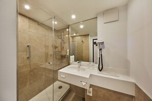 Douche, articles de toilette écologiques, sèche-cheveux