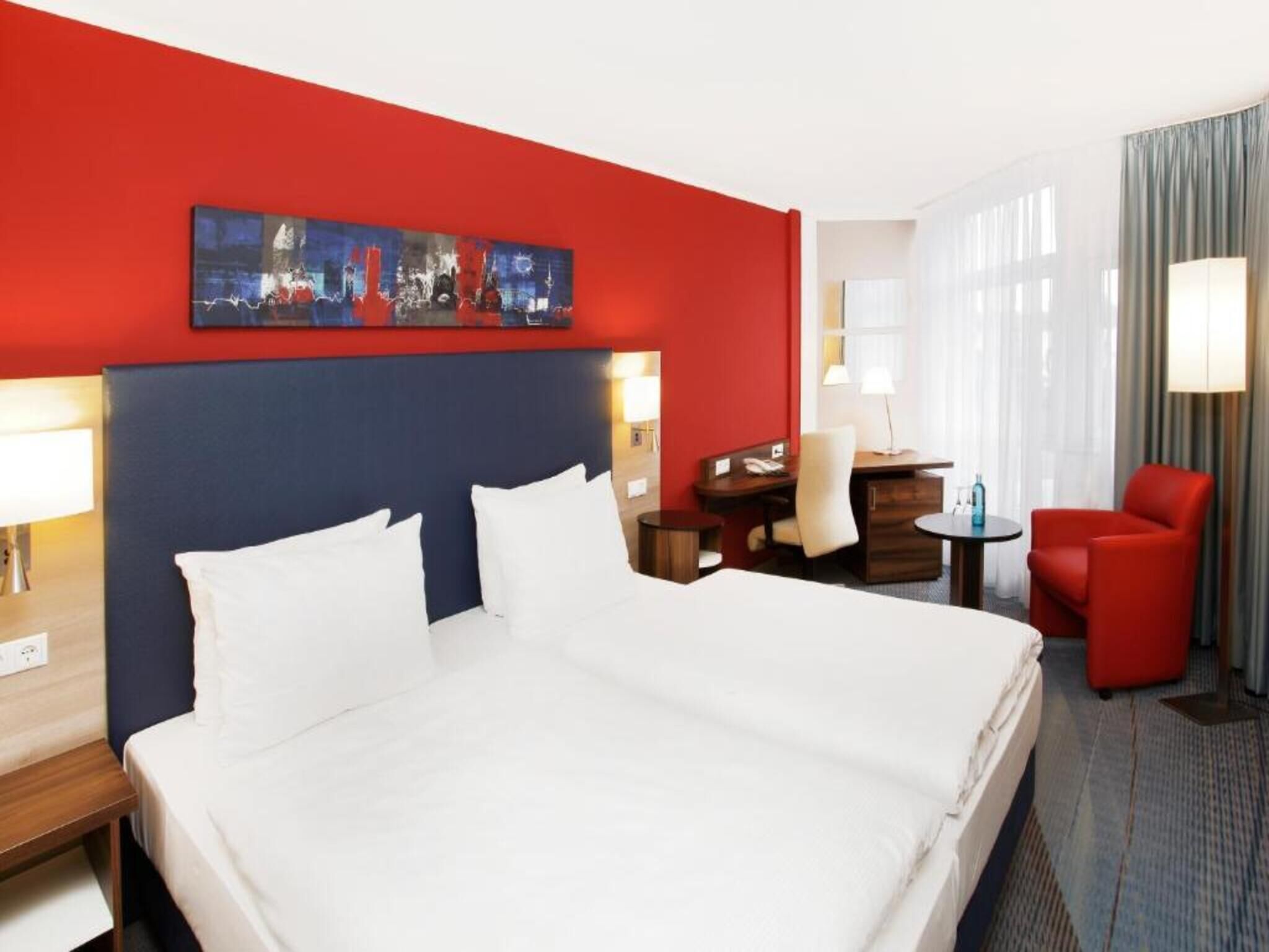 Comfort Room | In-room safe, desk, WiFi (free), bed sheets