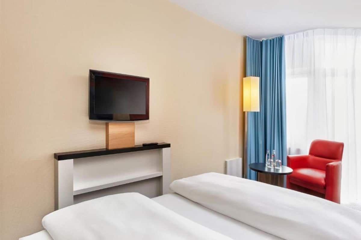 Comfort Room | In-room safe, desk, free WiFi, bed sheets