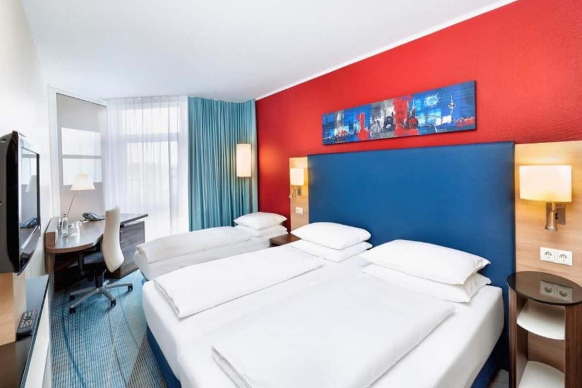 Comfort Triple Room | In-room safe, desk, free WiFi, bed sheets