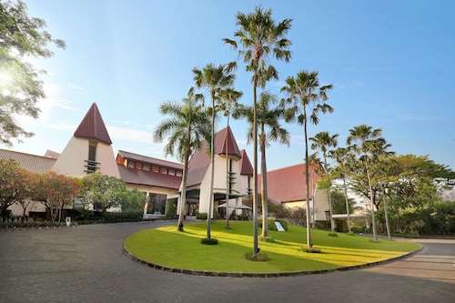 Grand Tropic Suites Hotel Surabaya