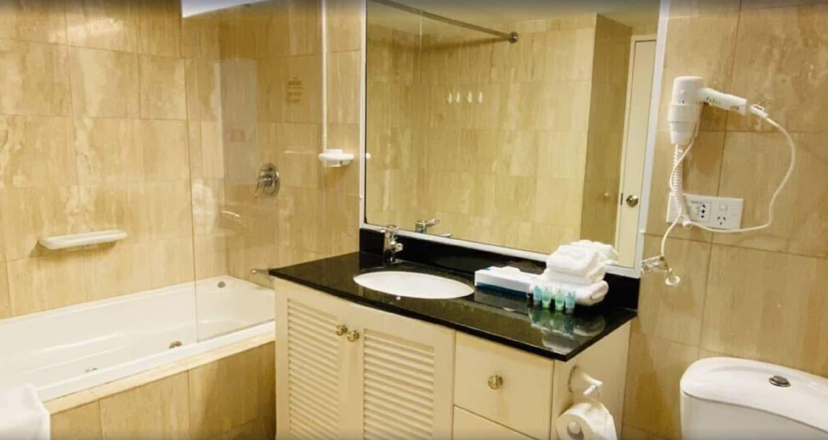 combined shower/bathtub, eco-friendly toiletries, hair dryer, towels