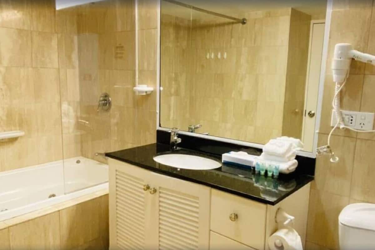 combined shower/bathtub, eco-friendly toiletries, hair dryer, towels