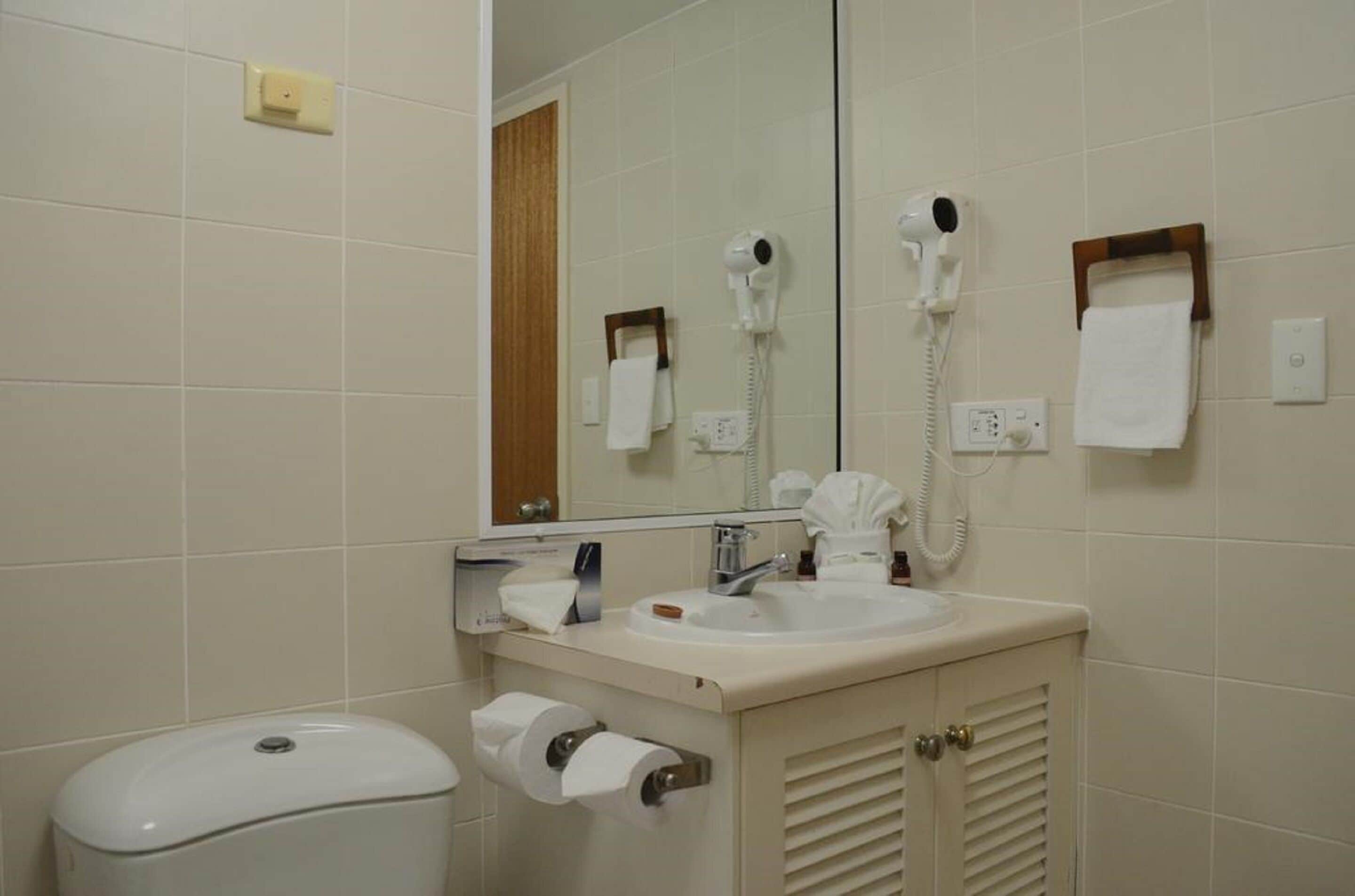 combined shower/bathtub, eco-friendly toiletries, hair dryer, towels