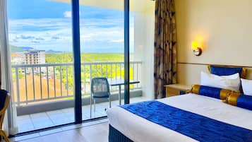 Phòng đôi tiện nghi đơn giản, 1 giường cỡ queen, quang cảnh núi | 1 phòng ngủ, bàn, khu vực làm việc phù hợp cho laptop