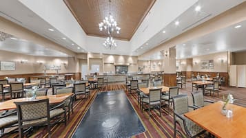 Serveert ontbijt en lunch