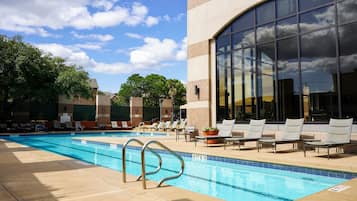 Una piscina cubierta, una piscina al aire libre
