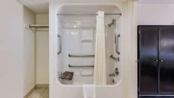 Habitación, 1 cama de matrimonio grande, accesible para personas con discapacidad, no fumadores | Baño | Secador de pelo y toallas