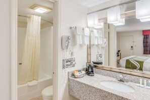 Hair dryer, towels - Quality Inn & Suites Hot Springs-Lake Hamilton (Hot Springs)