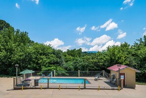 Una piscina al aire libre de temporada