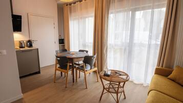 Appartement confort PMR | Coin séjour | Télévision à écran plat