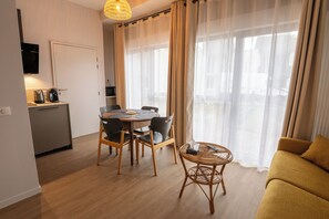 PMR comfort apartment | Living area | Flat-screen TV - The Originals City, Ara Hôtel (Landerneau)