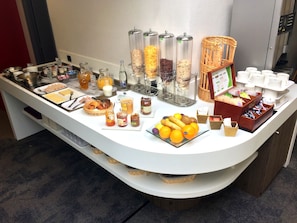 Tägliches Frühstücksbuffet (13 EUR pro Person)