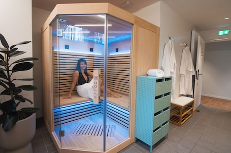 Un sauna, una bañera de hidromasaje. The Originals City, Ara Hôtel