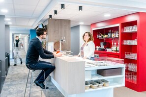Bar (on property) - The Originals City, Ara Hôtel (Landerneau)