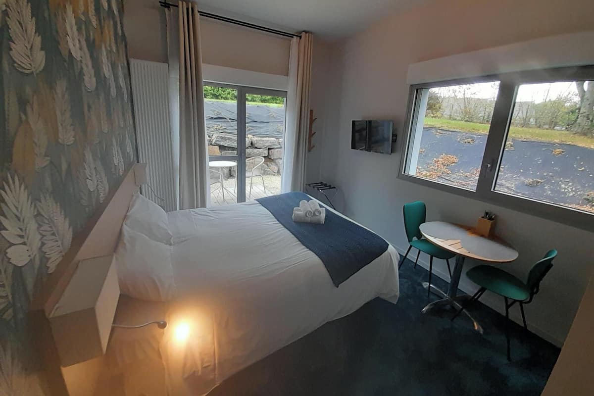 Comfort-Studio, 1 Queen-Bett, Kochnische, Gartenblick | 1 Schlafzimmer, Verdunkelungsvorhänge, schallisolierte Zimmer