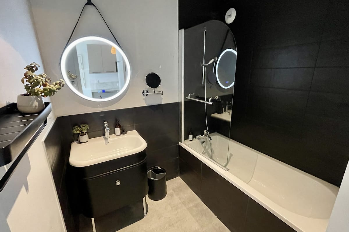 comfort appartment | bathroom | eco-friendly toiletries, hair dryer, towels, soap