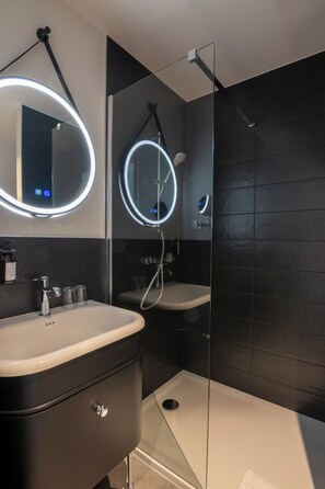 Comfort-værelse med dobbeltseng eller 2 enkeltsenge - 1 soveværelse - ikke-ryger - balkon | Badeværelse | Miljøvenlige toiletartikler, hårtørrer, håndklæder, Sæbe