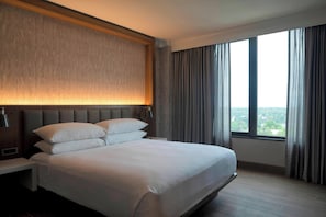 Hypo-allergenic bedding, in-room safe, desk, blackout curtains