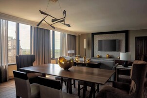 低刺激性寝具、セーフティボックス (室内)、デスク、遮光カーテン