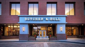 Frokost, lunsj og middag serveres, amerikanske retter