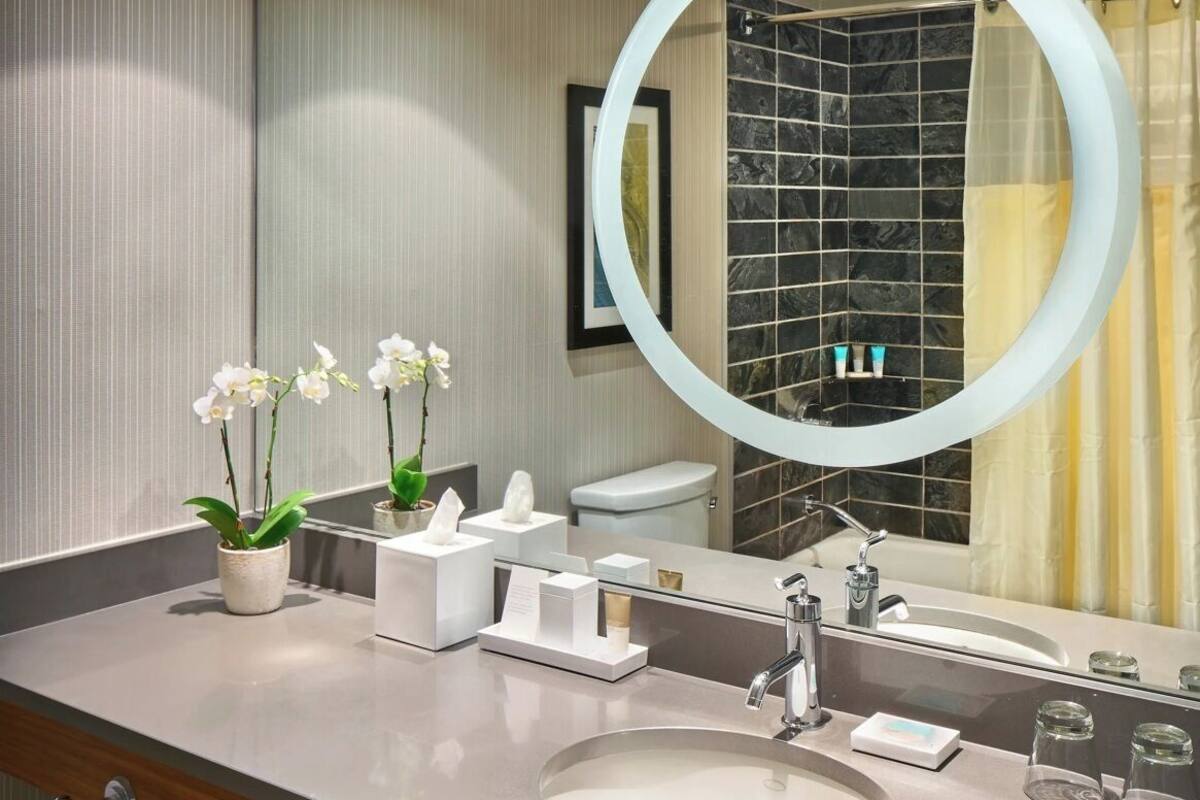 Salle de bain | Ensemble baignoire-douche, articles de toilette griffés