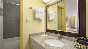 Combined shower/tub, free toiletries, hair dryer, towels
