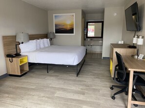 Luxe beddengoed, een bureau, een strijkplank/strijkijzer