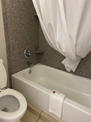 Combined shower/tub, free toiletries, hair dryer, towels - Days Inn by Wyndham Brunswick/St. Simons Area (Brunswick)