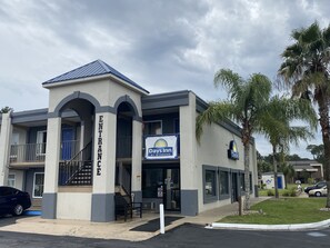 Front of property - Days Inn by Wyndham Brunswick/St. Simons Area (Brunswick)