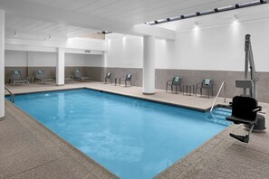 Indoor pool, sun loungers