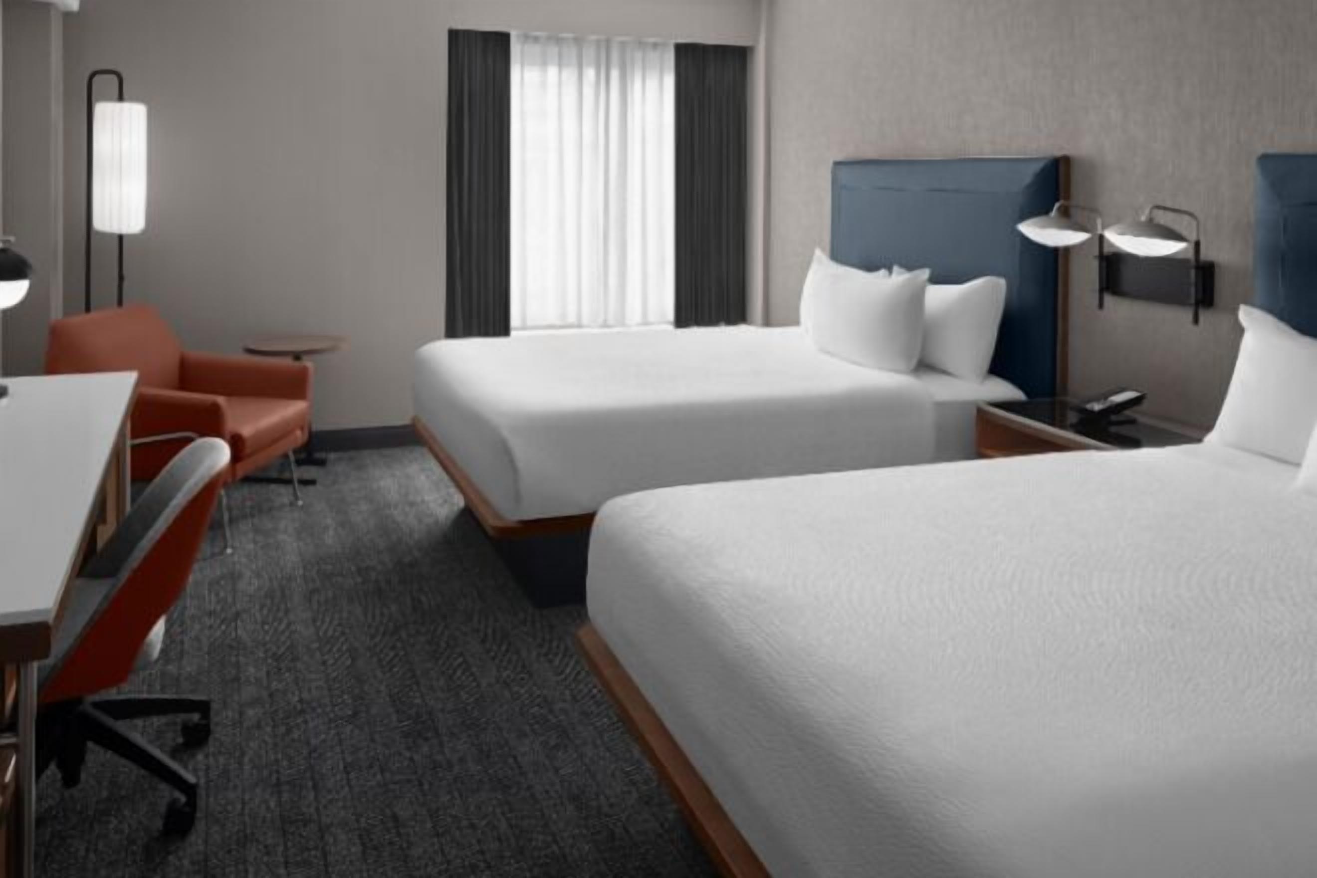 Roba de llit hipoal·lergògena, caixa forta a l'habitació i escriptori 