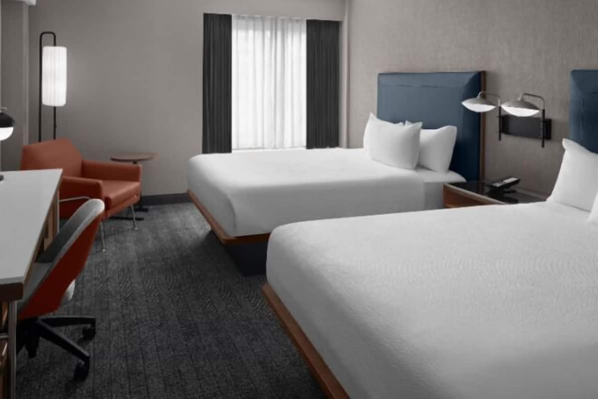 Roba de llit hipoal·lergògena, caixa forta a l'habitació i escriptori