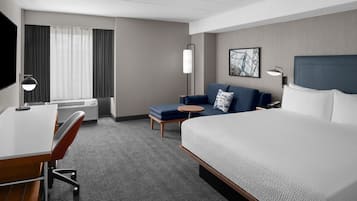 Ropa de cama hipoalergénica y caja de seguridad en la habitación