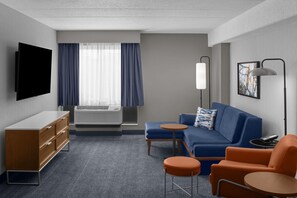 42-inch flat-screen TV with cable channels, TV - Courtyard by Marriott Pittsburgh University Center (Pittsburgh)
