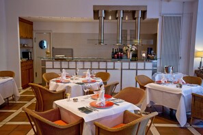 2 restauranter, der serverer frokost og aftensmad