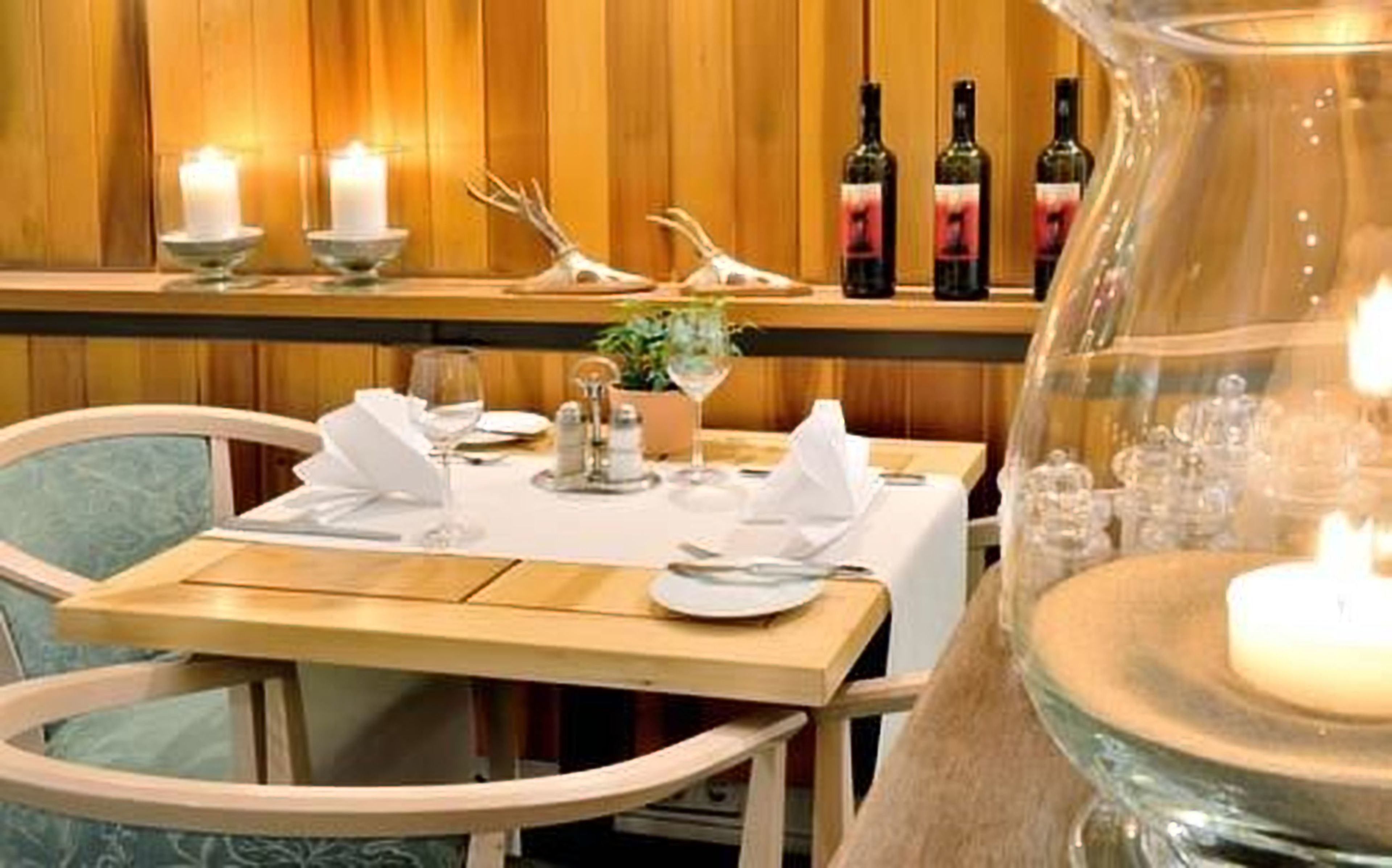 2 restaurants, lunch served